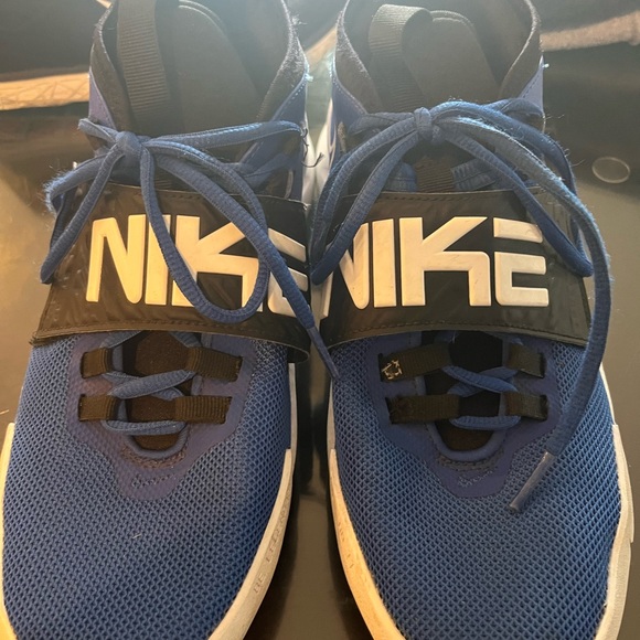 white and royal blue nike shoes